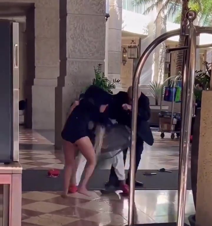 Pelea entre dos mujeres frente a un hotel de lujo: terminan en el viento