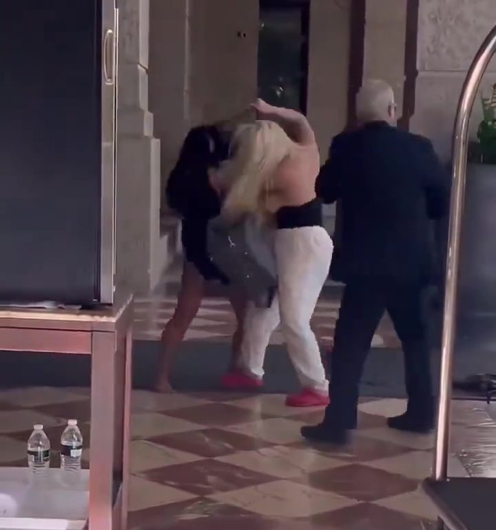 Pelea entre dos mujeres frente a un hotel de lujo: terminan en el viento