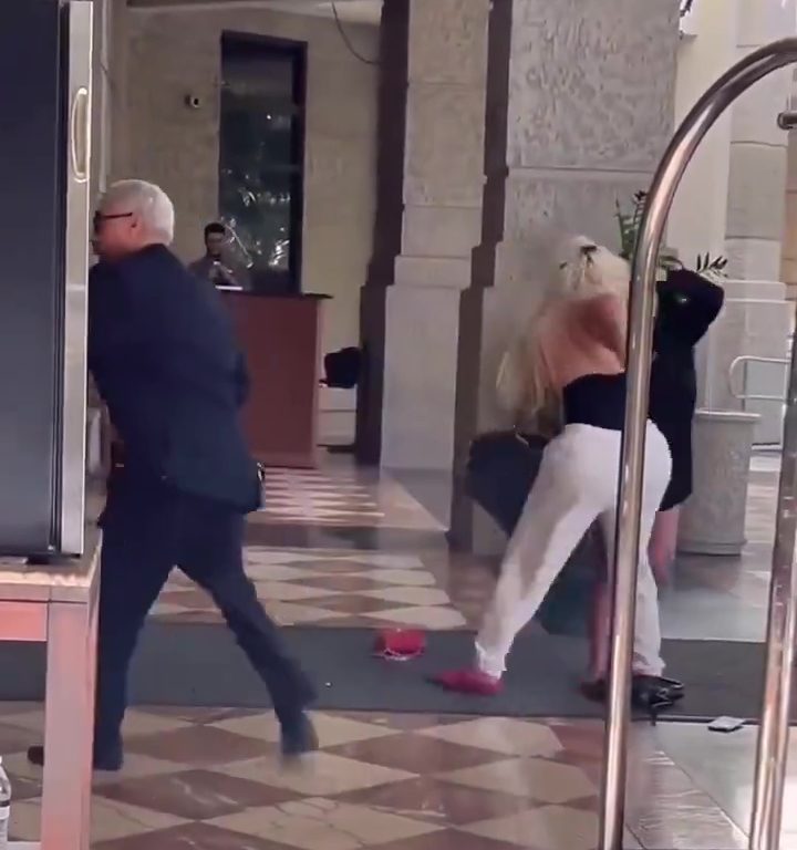 Pelea entre dos mujeres frente a un hotel de lujo: terminan en el viento