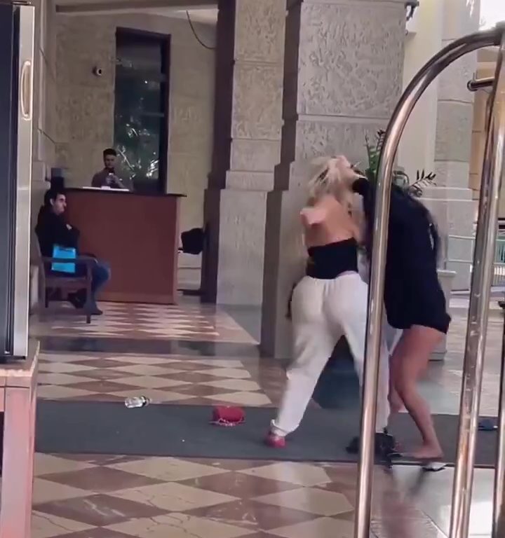 Pelea entre dos mujeres frente a un hotel de lujo: terminan en el viento