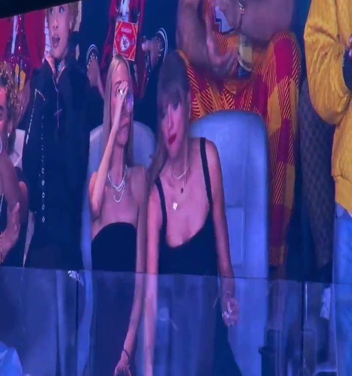 Super Bowl 2024, Taylor Swift se bebe una cerveza y hace que el estadio caiga en picada