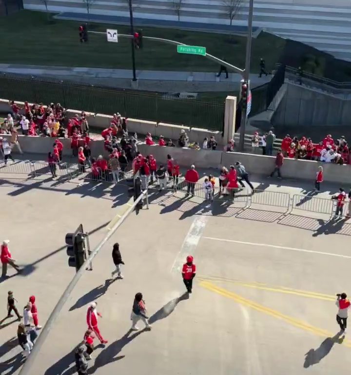 Tifosi eroi del Kansas City placcano il sospetto sparatore: il video