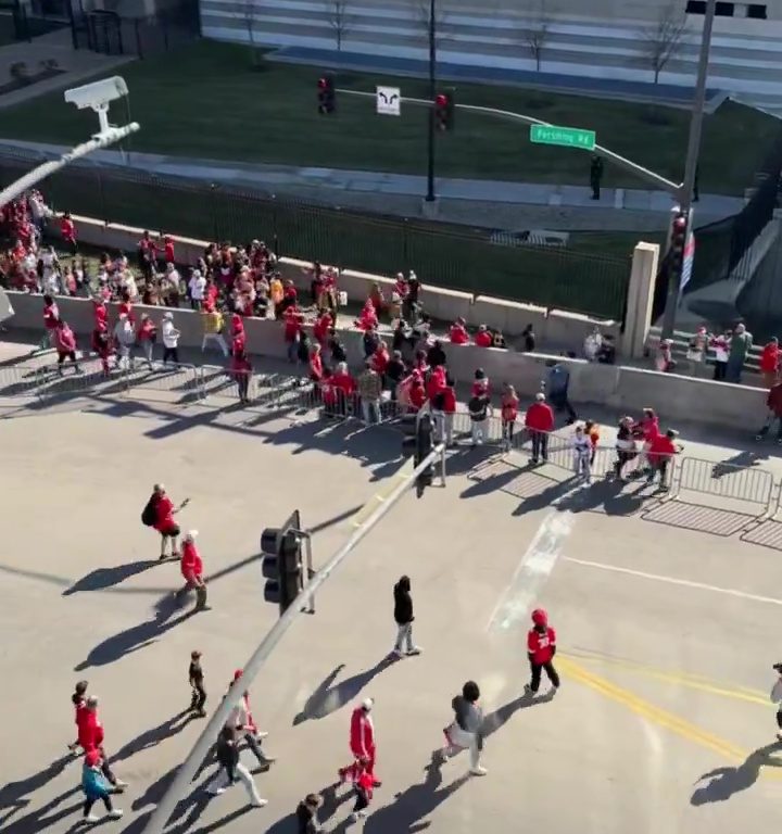 Tifosi eroi del Kansas City placcano il sospetto sparatore: il video