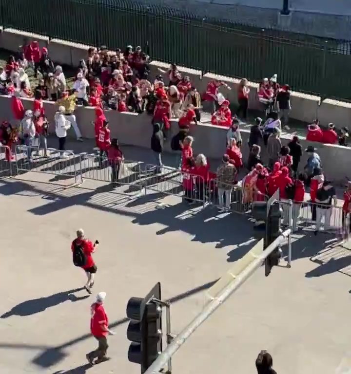 Tifosi eroi del Kansas City placcano il sospetto sparatore: il video