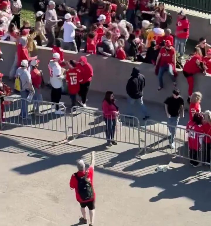 Tifosi eroi del Kansas City placcano il sospetto sparatore: il video