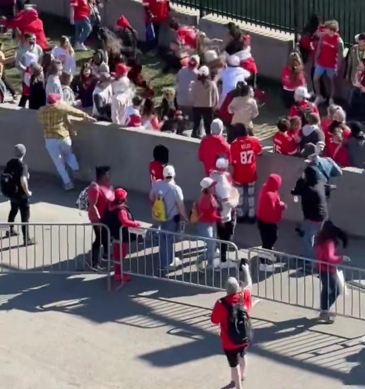 Tifosi eroi del Kansas City placcano il sospetto sparatore: il video