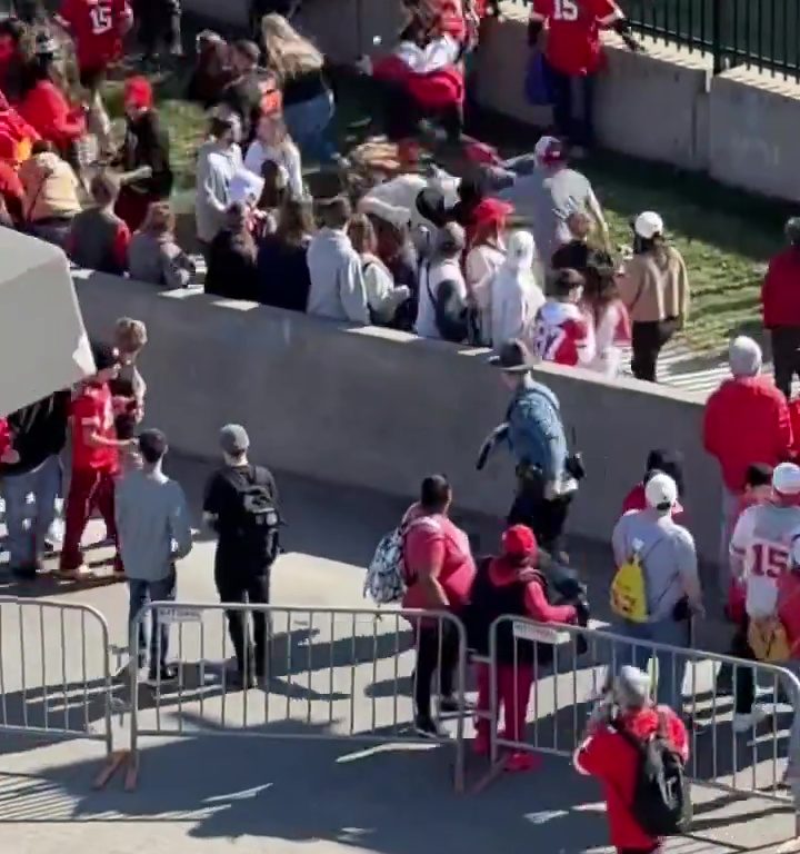 Tifosi eroi del Kansas City placcano il sospetto sparatore: il video