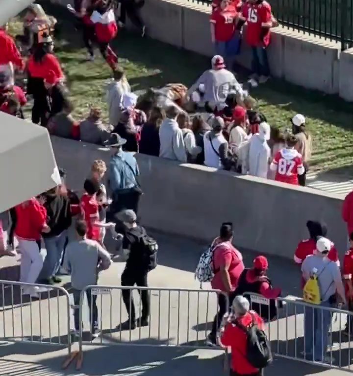 Tifosi eroi del Kansas City placcano il sospetto sparatore: il video