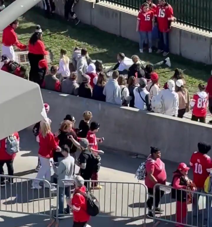 Tifosi eroi del Kansas City placcano il sospetto sparatore: il video