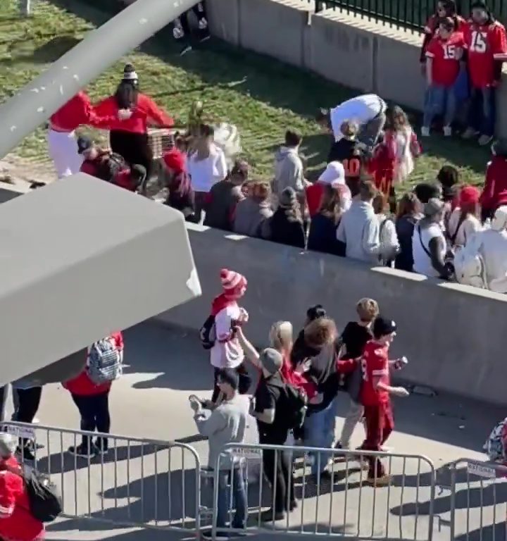 Tifosi eroi del Kansas City placcano il sospetto sparatore: il video