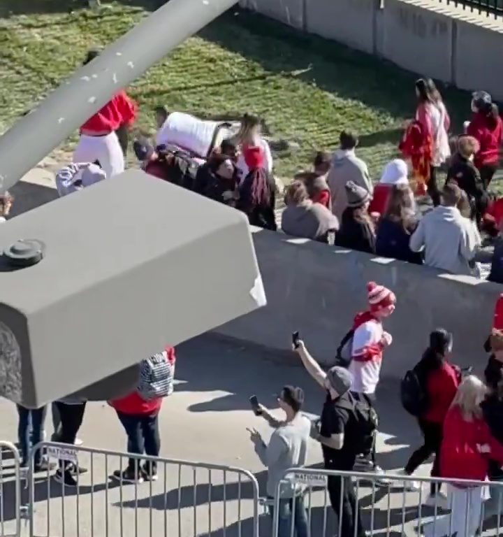 Tifosi eroi del Kansas City placcano il sospetto sparatore: il video