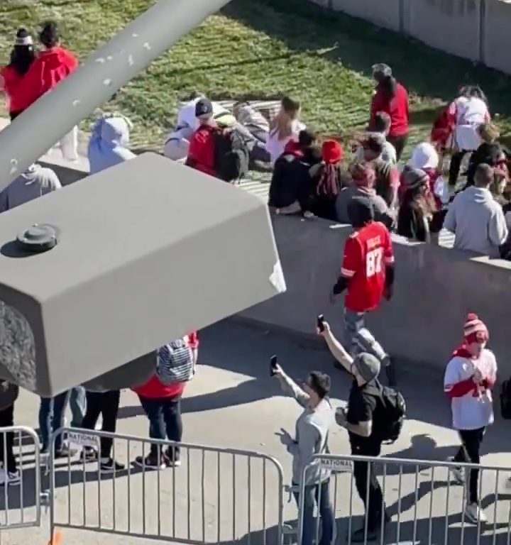 Tifosi eroi del Kansas City placcano il sospetto sparatore: il video