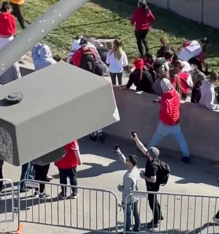 Tifosi eroi del Kansas City placcano il sospetto sparatore: il video