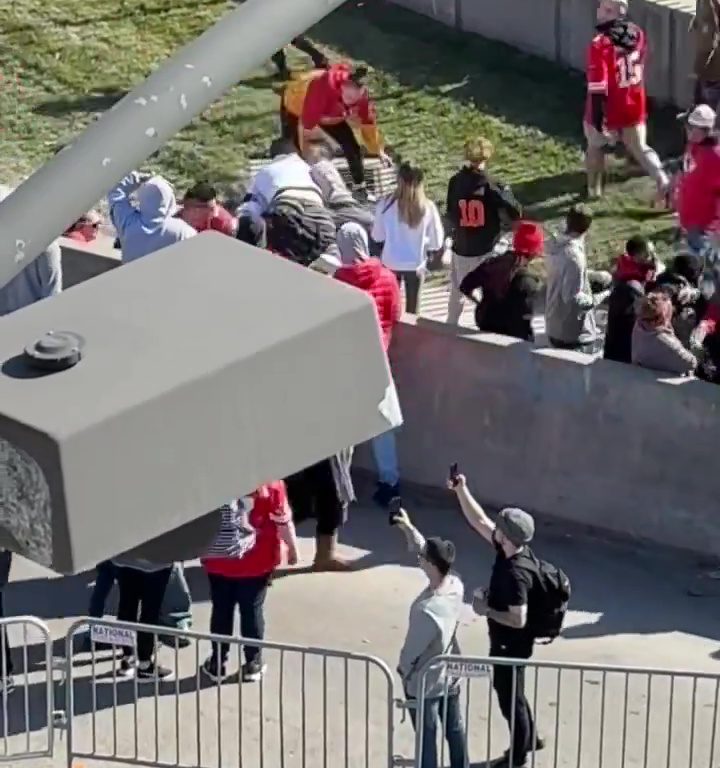 Tifosi eroi del Kansas City placcano il sospetto sparatore: il video