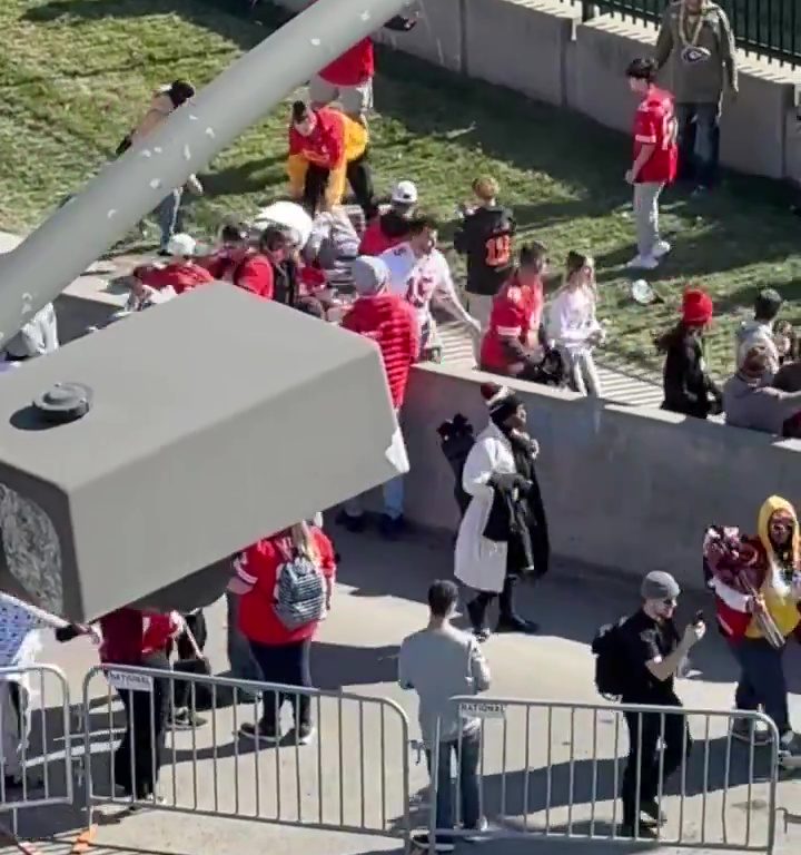 Tifosi eroi del Kansas City placcano il sospetto sparatore: il video