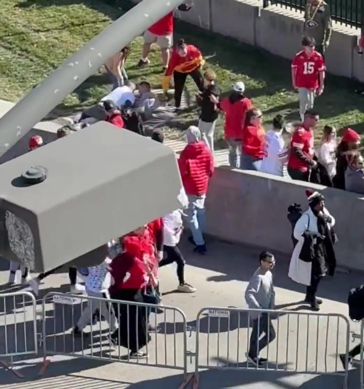 Tifosi eroi del Kansas City placcano il sospetto sparatore: il video