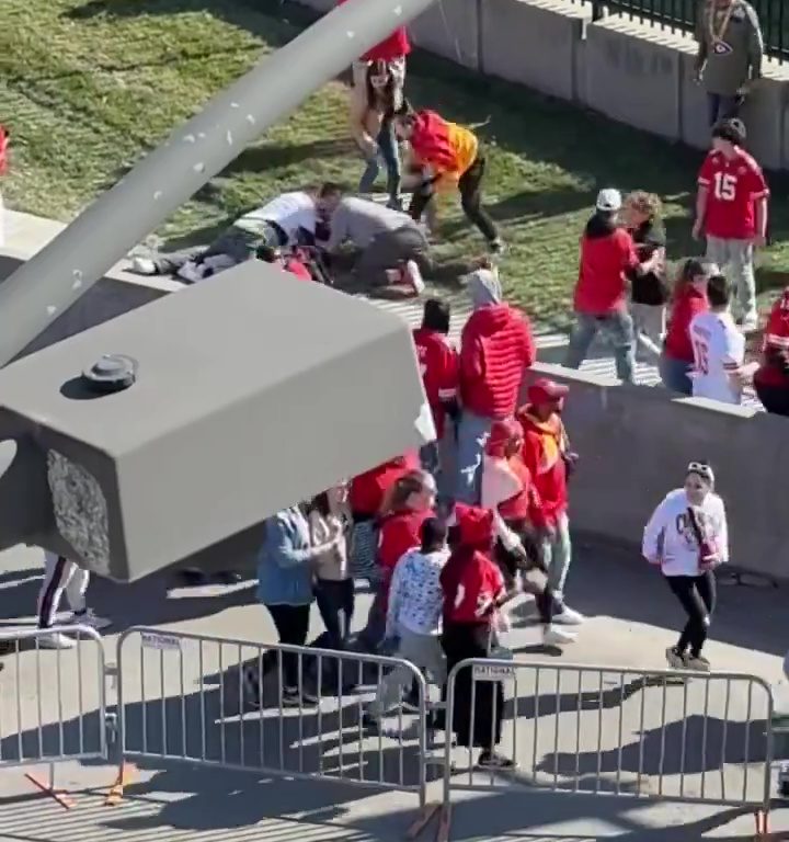 Tifosi eroi del Kansas City placcano il sospetto sparatore: il video