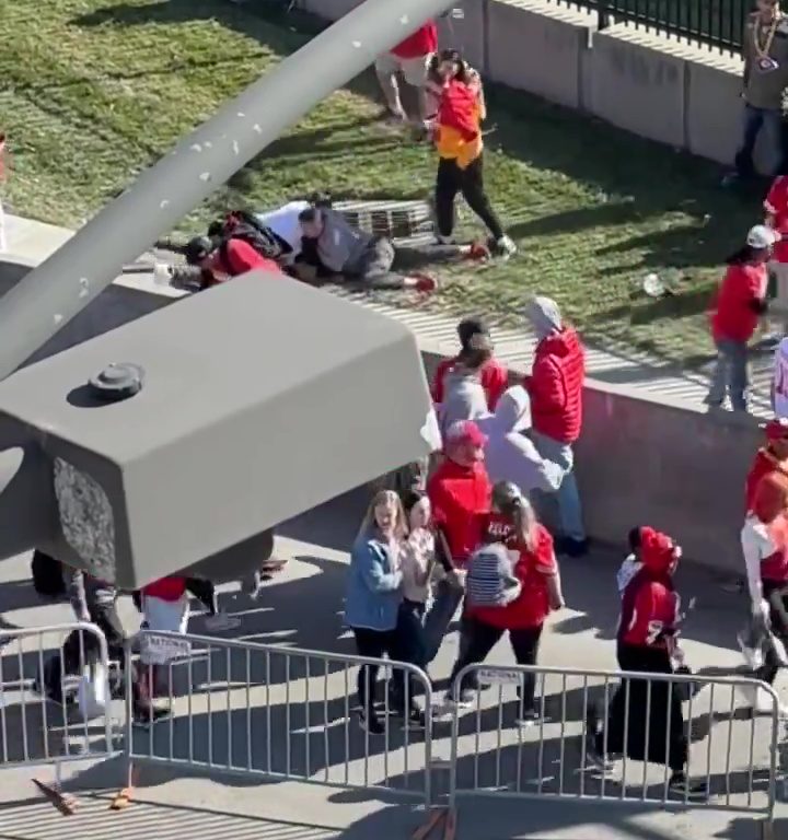 Tifosi eroi del Kansas City placcano il sospetto sparatore: il video