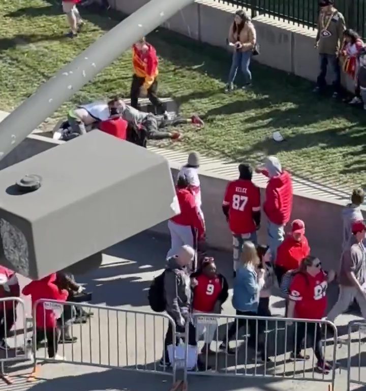 Tifosi eroi del Kansas City placcano il sospetto sparatore: il video