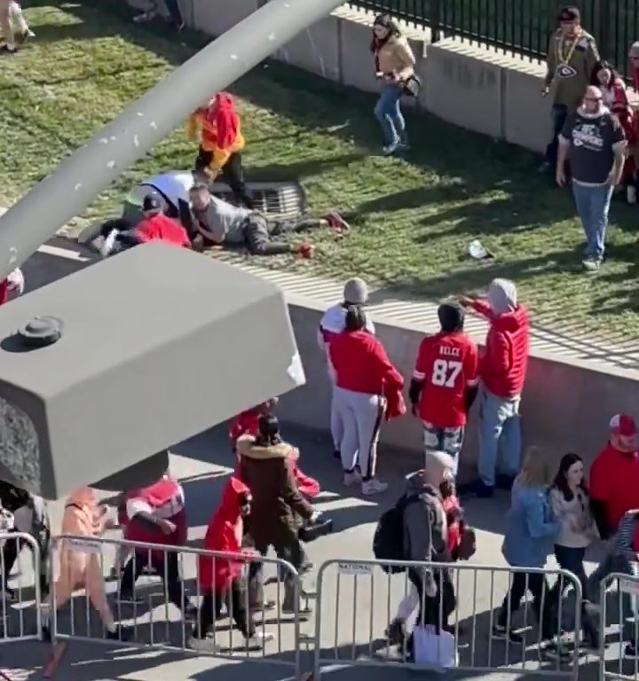 Tifosi eroi del Kansas City placcano il sospetto sparatore: il video