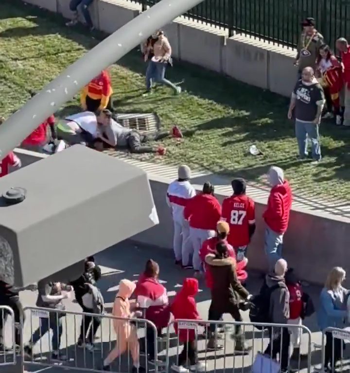 Tifosi eroi del Kansas City placcano il sospetto sparatore: il video