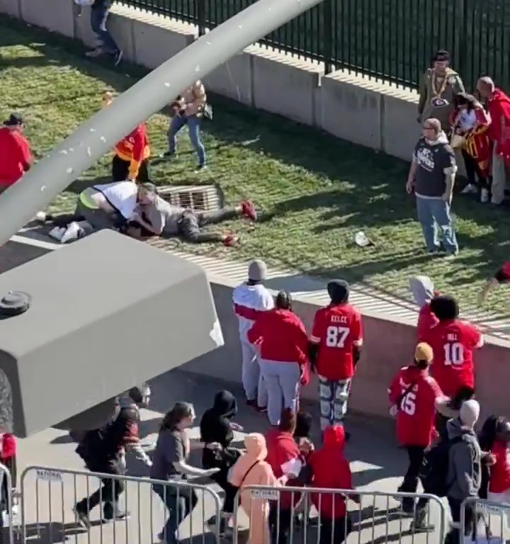 Tifosi eroi del Kansas City placcano il sospetto sparatore: il video