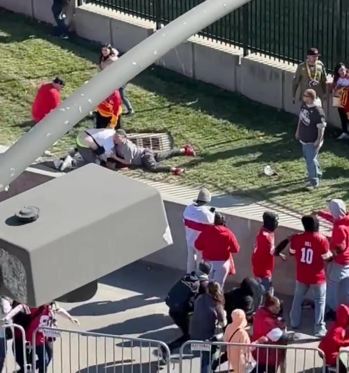 Tifosi eroi del Kansas City placcano il sospetto sparatore: il video