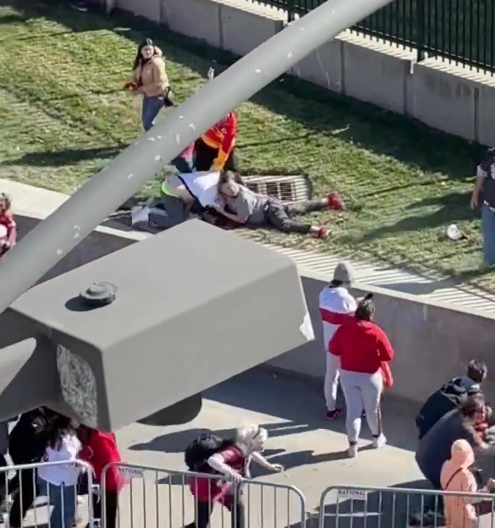 Tifosi eroi del Kansas City placcano il sospetto sparatore: il video