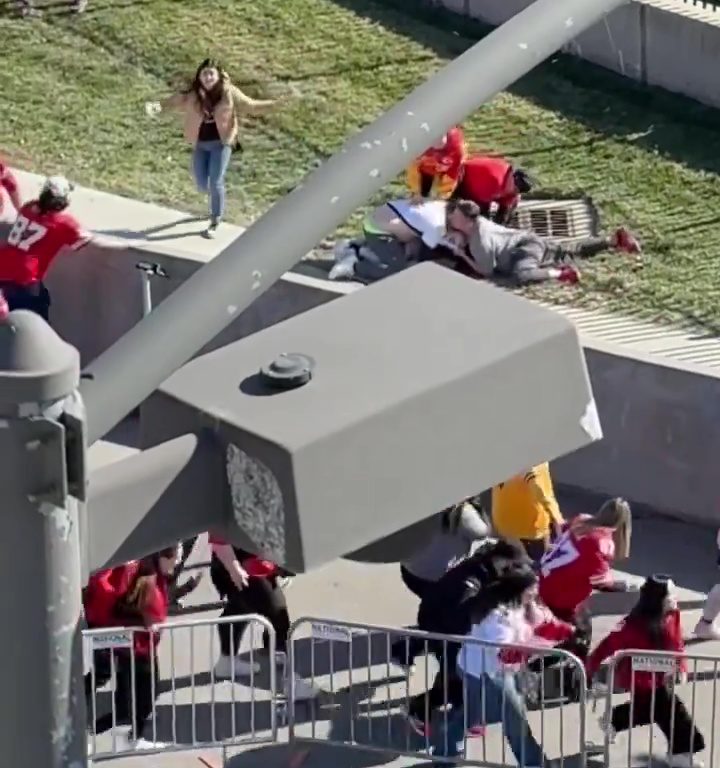 Tifosi eroi del Kansas City placcano il sospetto sparatore: il video