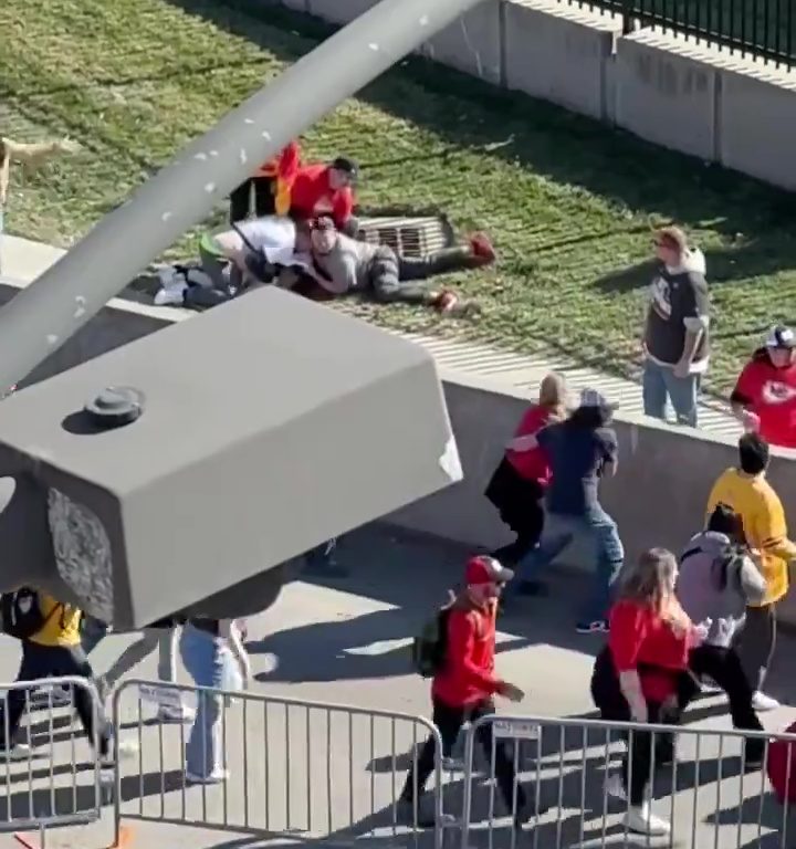 Tifosi eroi del Kansas City placcano il sospetto sparatore: il video