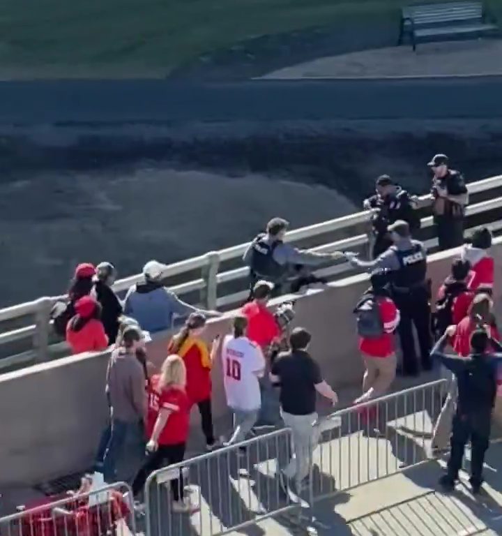 Tifosi eroi del Kansas City placcano il sospetto sparatore: il video