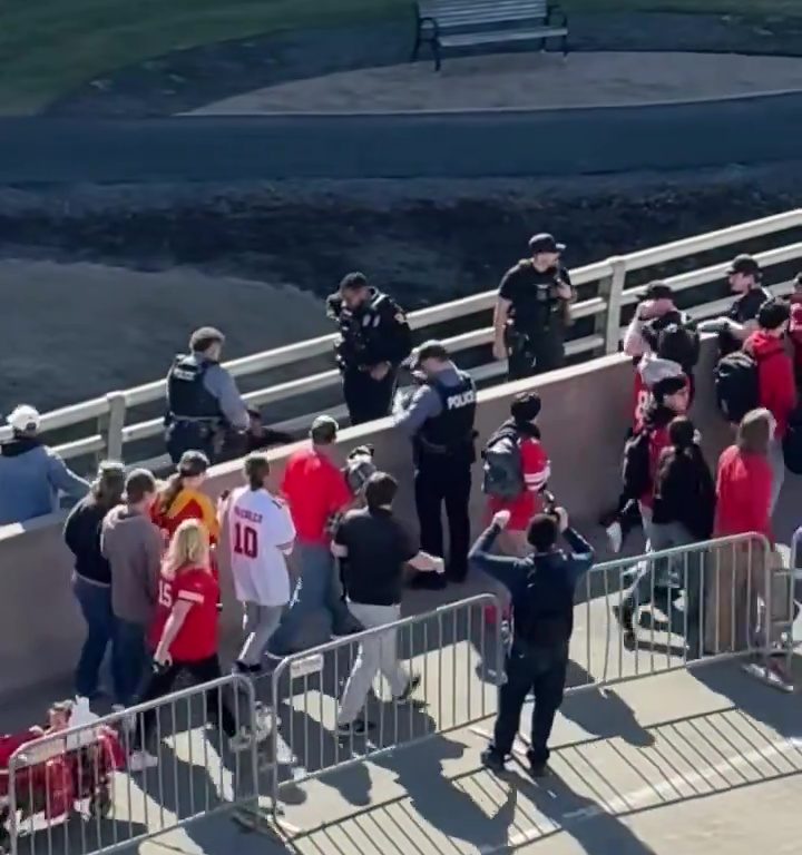 Tifosi eroi del Kansas City placcano il sospetto sparatore: il video