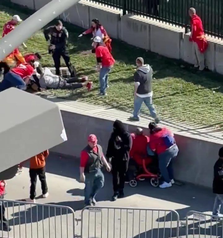 Tifosi eroi del Kansas City placcano il sospetto sparatore: il video