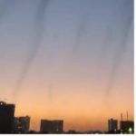 Tornado con miliardi di zanzare sopra la città: persone segregate in casa