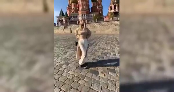 Una modelo muestra sus pechos frente a la catedral de Moscú y por eso Putin la persigue.