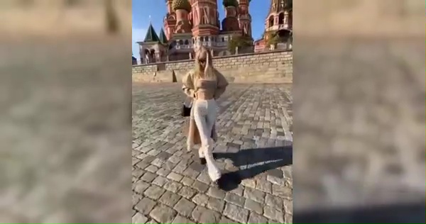 Ein Model zeigt ihre Brüste vor der Moskauer Kathedrale und deshalb macht Putin Jagd auf sie.