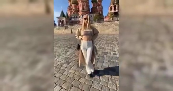 Una modella mostra il seno davanti alla cattedrale di Mosca e per questo Putin le dà la caccia.