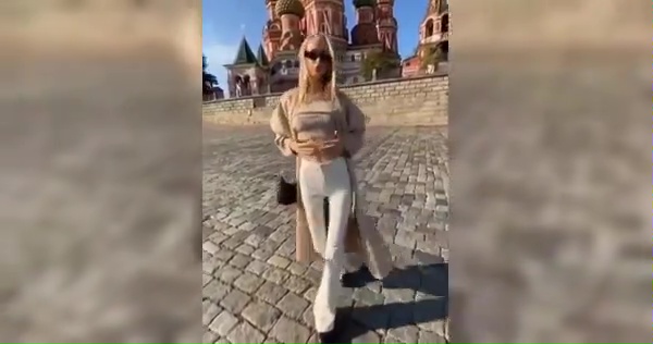 Un mannequin montre ses seins devant la cathédrale de Moscou et c'est pour cela que Poutine la traque.