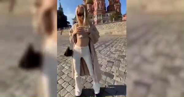 Un mannequin montre ses seins devant la cathédrale de Moscou et c'est pour cela que Poutine la traque.