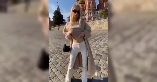 Un mannequin montre ses seins devant la cathédrale de Moscou et c'est pour cela que Poutine la traque.