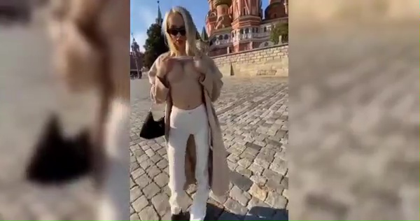 Un mannequin montre ses seins devant la cathédrale de Moscou et c'est pour cela que Poutine la traque.