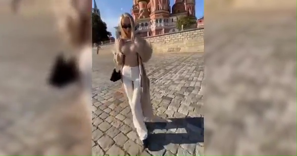 Una modella mostra il seno davanti alla cattedrale di Mosca e per questo Putin le dà la caccia.