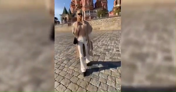 Un mannequin montre ses seins devant la cathédrale de Moscou et c'est pour cela que Poutine la traque.