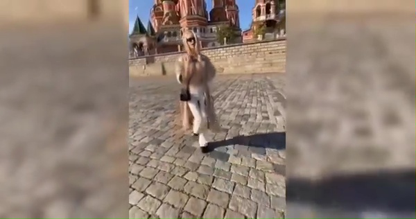 Un mannequin montre ses seins devant la cathédrale de Moscou et c'est pour cela que Poutine la traque.