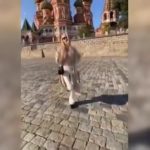 Una modella mostra il seno davanti alla cattedrale di Mosca e per questo Putin le dà la caccia.