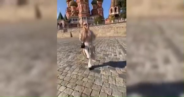 Ein Model zeigt ihre Brüste vor der Moskauer Kathedrale und deshalb macht Putin Jagd auf sie.