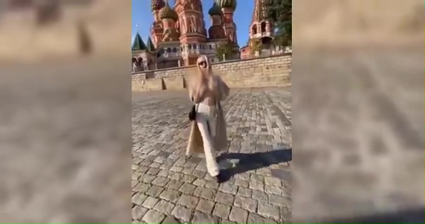 Un mannequin montre ses seins devant la cathédrale de Moscou et c'est pour cela que Poutine la traque.