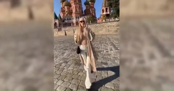 Una modelo muestra sus pechos frente a la catedral de Moscú y por eso Putin la persigue.