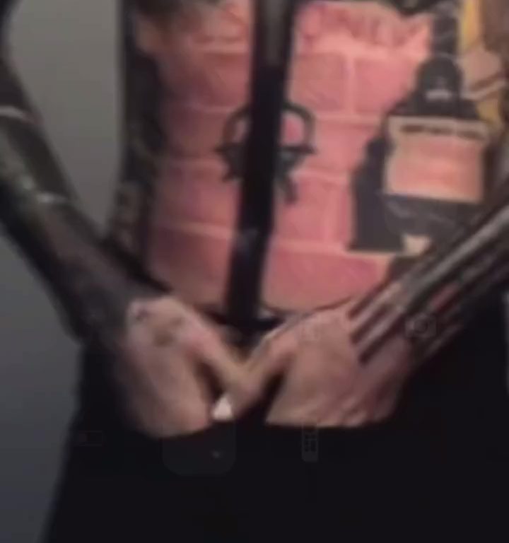 Schockierendes Tattoo von Machine Gun Kelly: Will er schwarz werden?