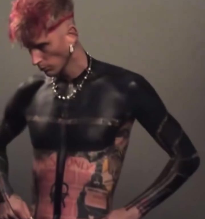 Impactante tatuaje de Machine Gun Kelly: ¿quiere volverse negro?